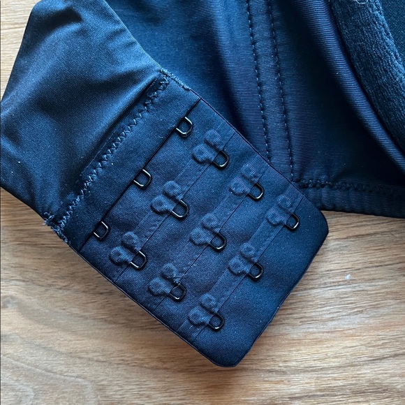 SKIMS Black Strapless/Convertible Bra - Picture 4 of 9